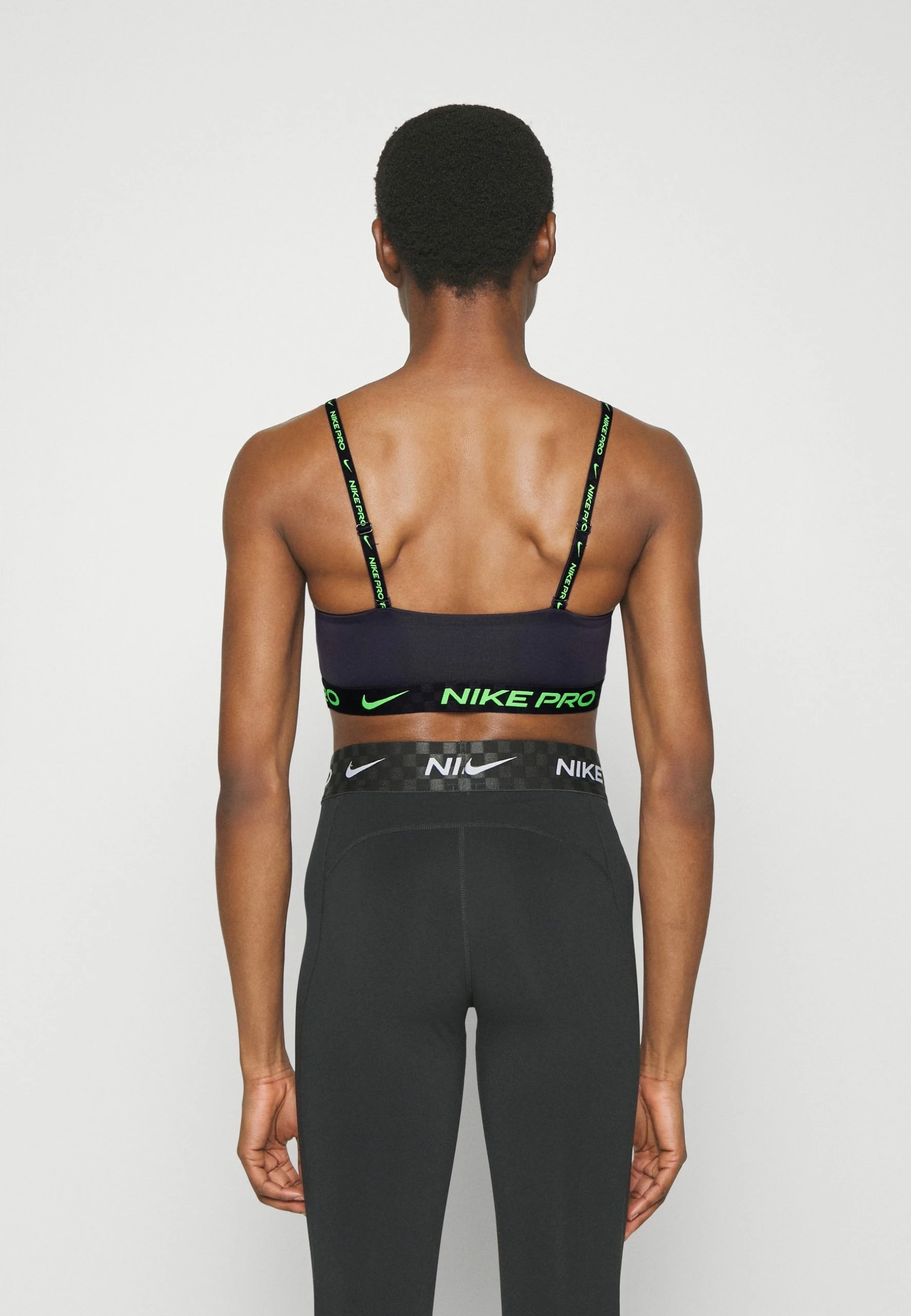 Nike Performance Indy Bandeau Bra - Sport-Bh Met Light Support - Gridiron/Green Strike 5 Nike Performance Indy Bandeau Bra - Sport-Bh Met Light Support - Gridiron/Green Strike - Afbeelding 3