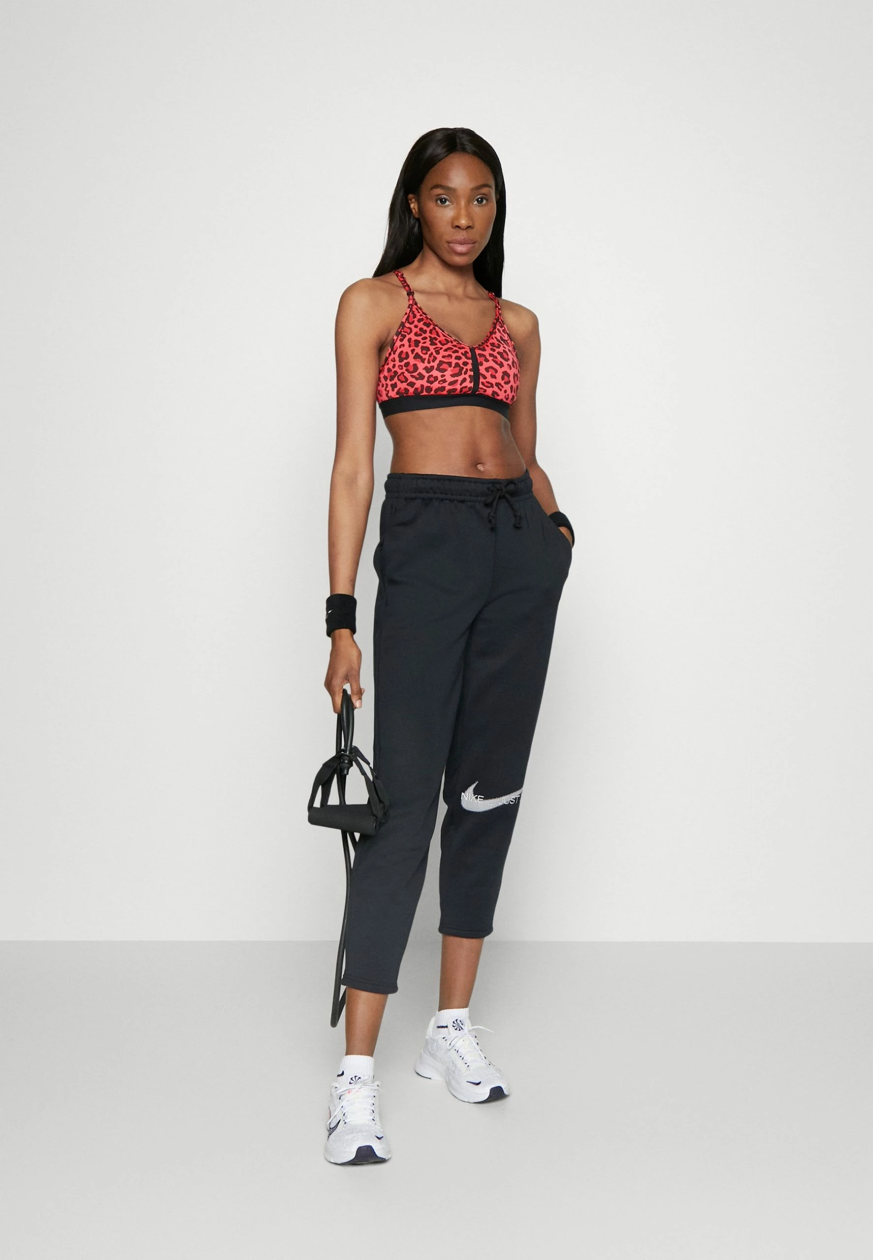 Nike Performance Indy V Neck Bra - Sport-Bh Met Light Support - Sea Coral/Black 4 Nike Performance Indy V Neck Bra - Sport-Bh Met Light Support - Sea Coral/Black - Afbeelding 2