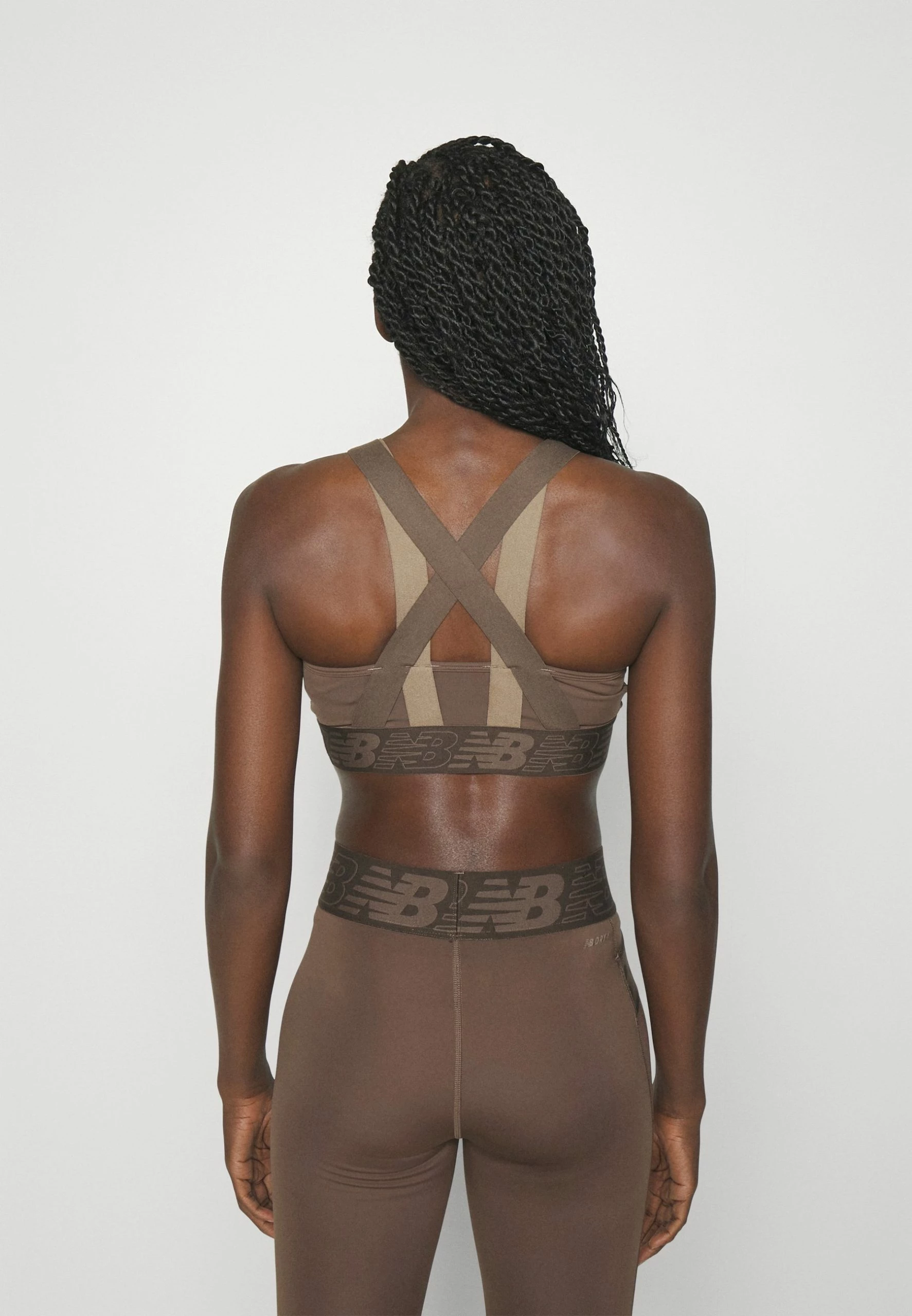 New Balance Relentless Crop Bra - Sport-Bh Met Medium Support - Dark Mushroom 5 New Balance Relentless Crop Bra - Sport-Bh Met Medium Support - Dark Mushroom - Afbeelding 3